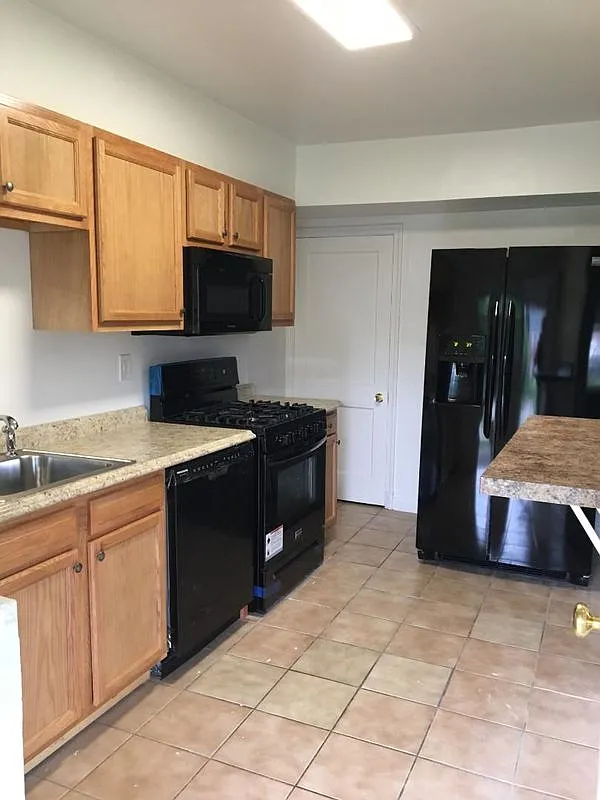 3 bed, 1.5 bath, 1352 sqft, $2,000 — Photo 3