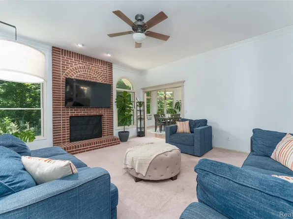 2280 Bullard Rd, Hartland, MI 48353