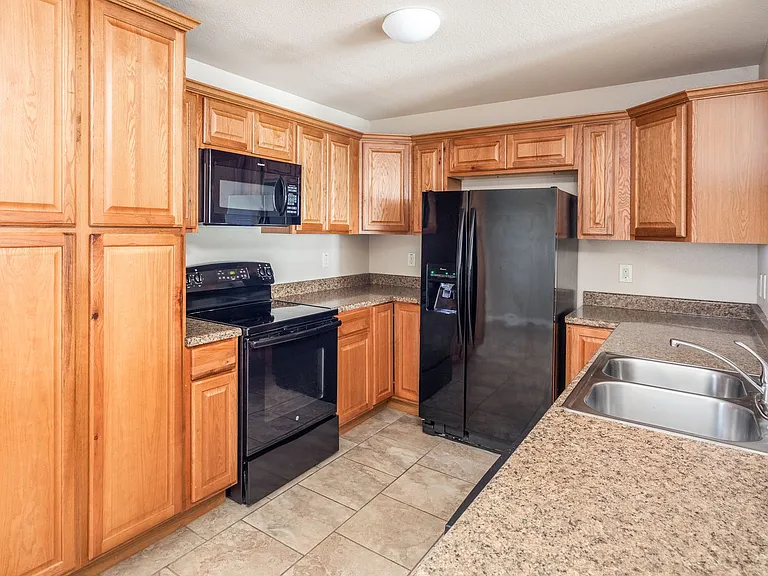 1305 Kings Way — Photo 3