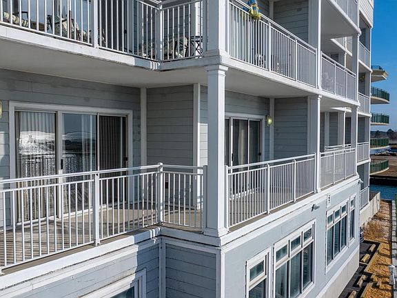 4th image of 1021 Main St #202
