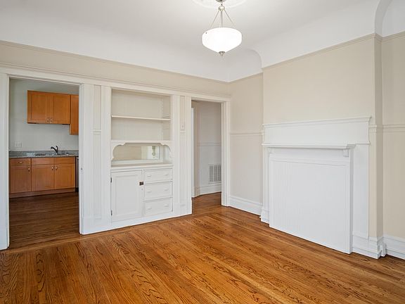 2nd image of 206 Vicksburg St