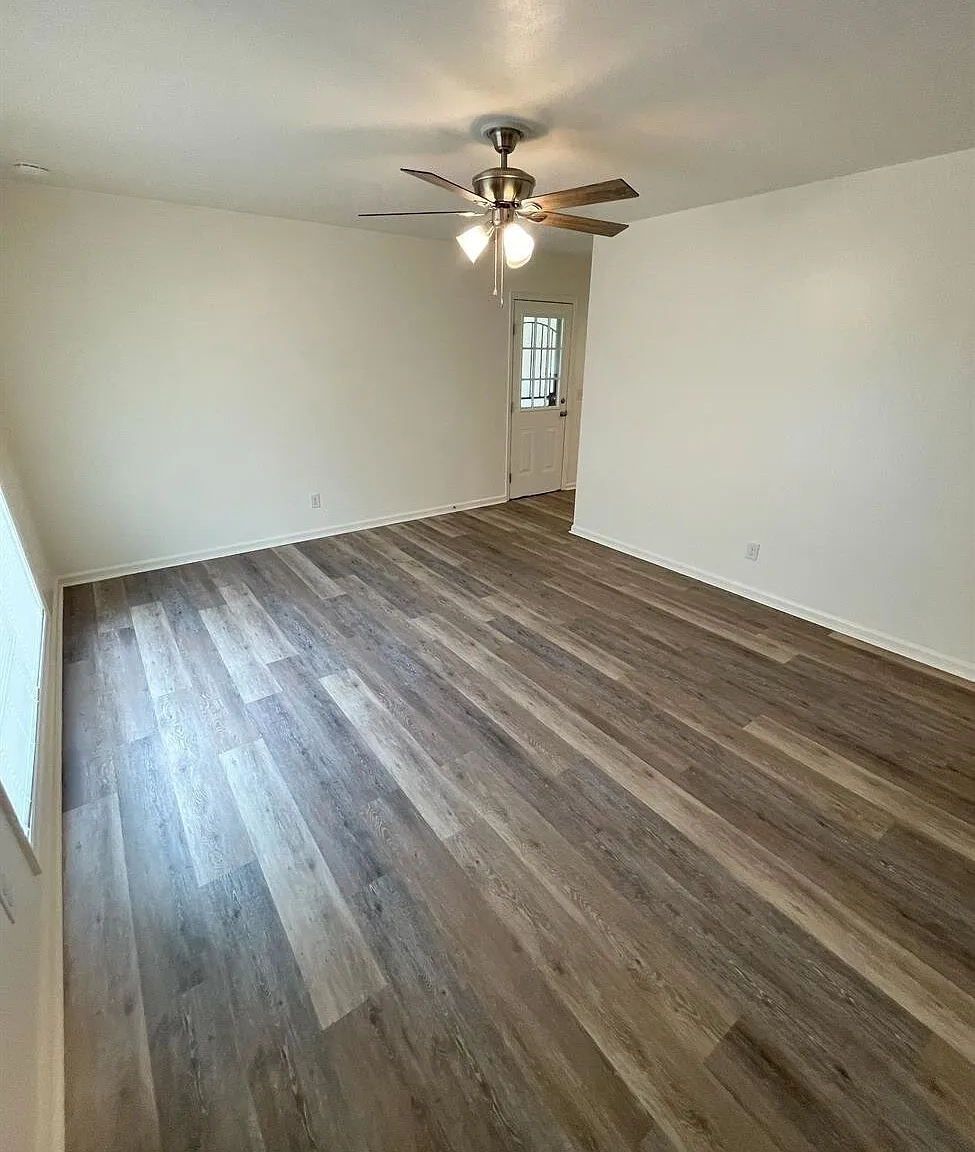 5360 Spencer Ln — Photo 3