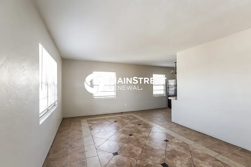 3434 E Polk St — Photo 3