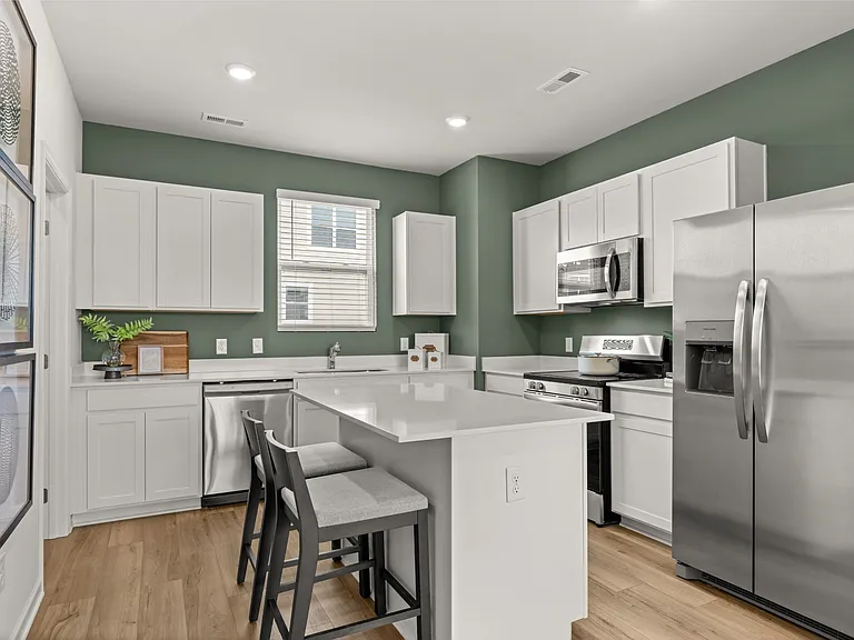 802 Taylor Dr — Photo 2