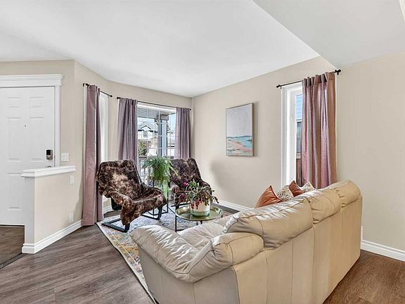 5th image of 280 N Mount Selkirk Close SE