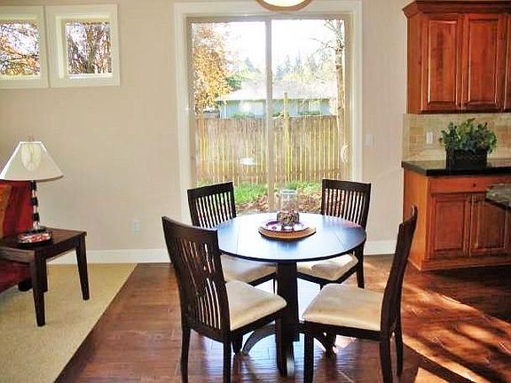 Large informal dining in between the kitchen an living room
