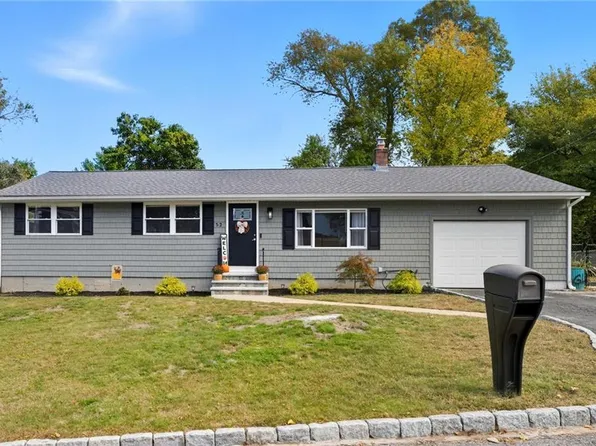 52 Glen Dr, West Warwick, RI 02893