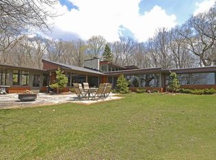 135 Black Oaks Ln, Wayzata, MN 55391