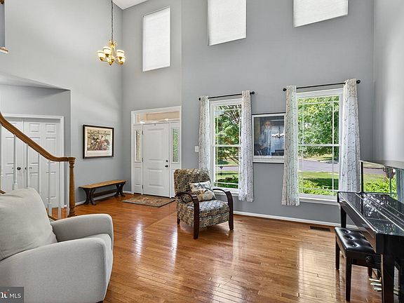 5th image of 46 Basswood Ct