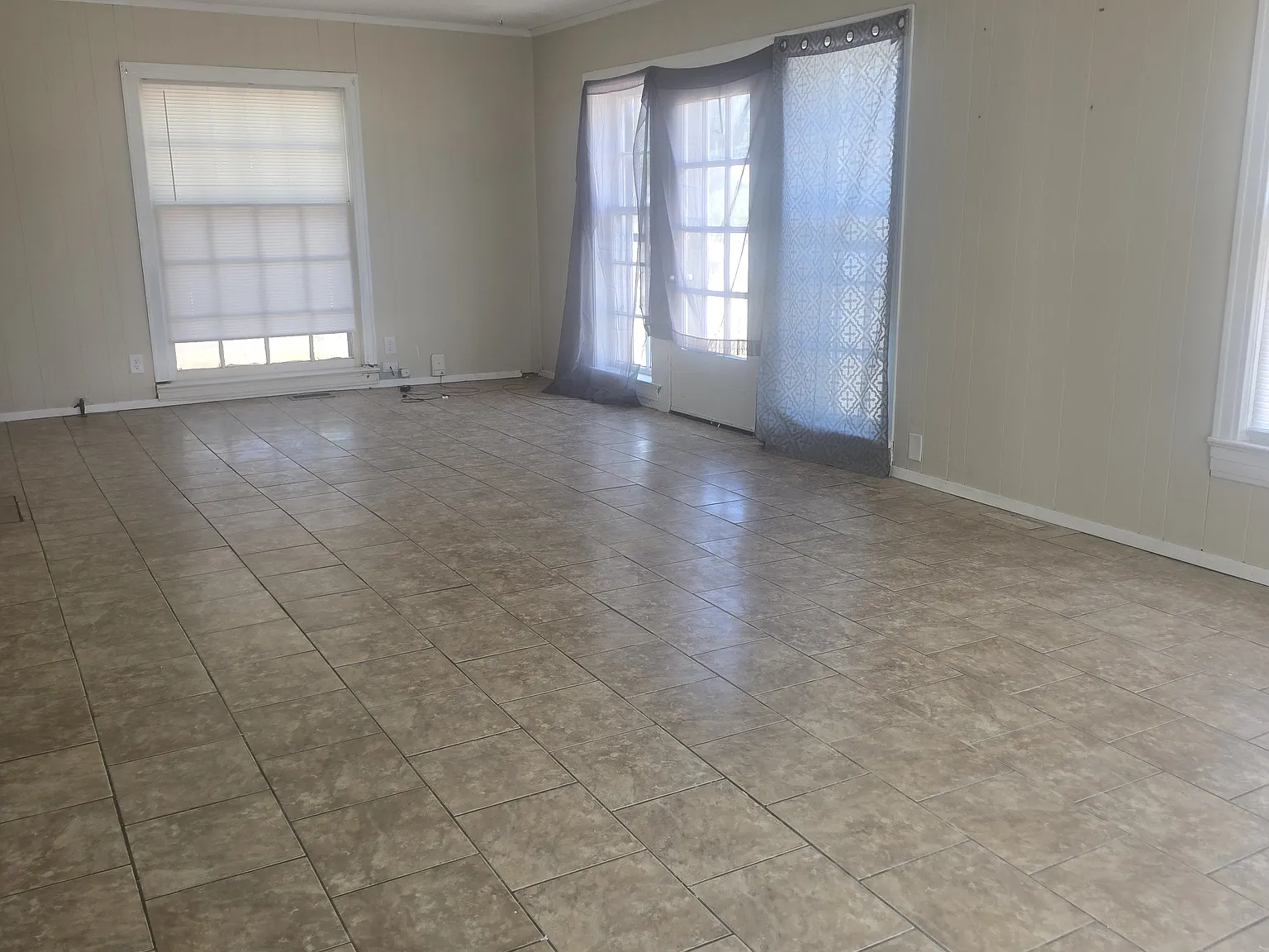 3 bed, 1.5 bath, 2000 sqft, $1,300 — Photo 3