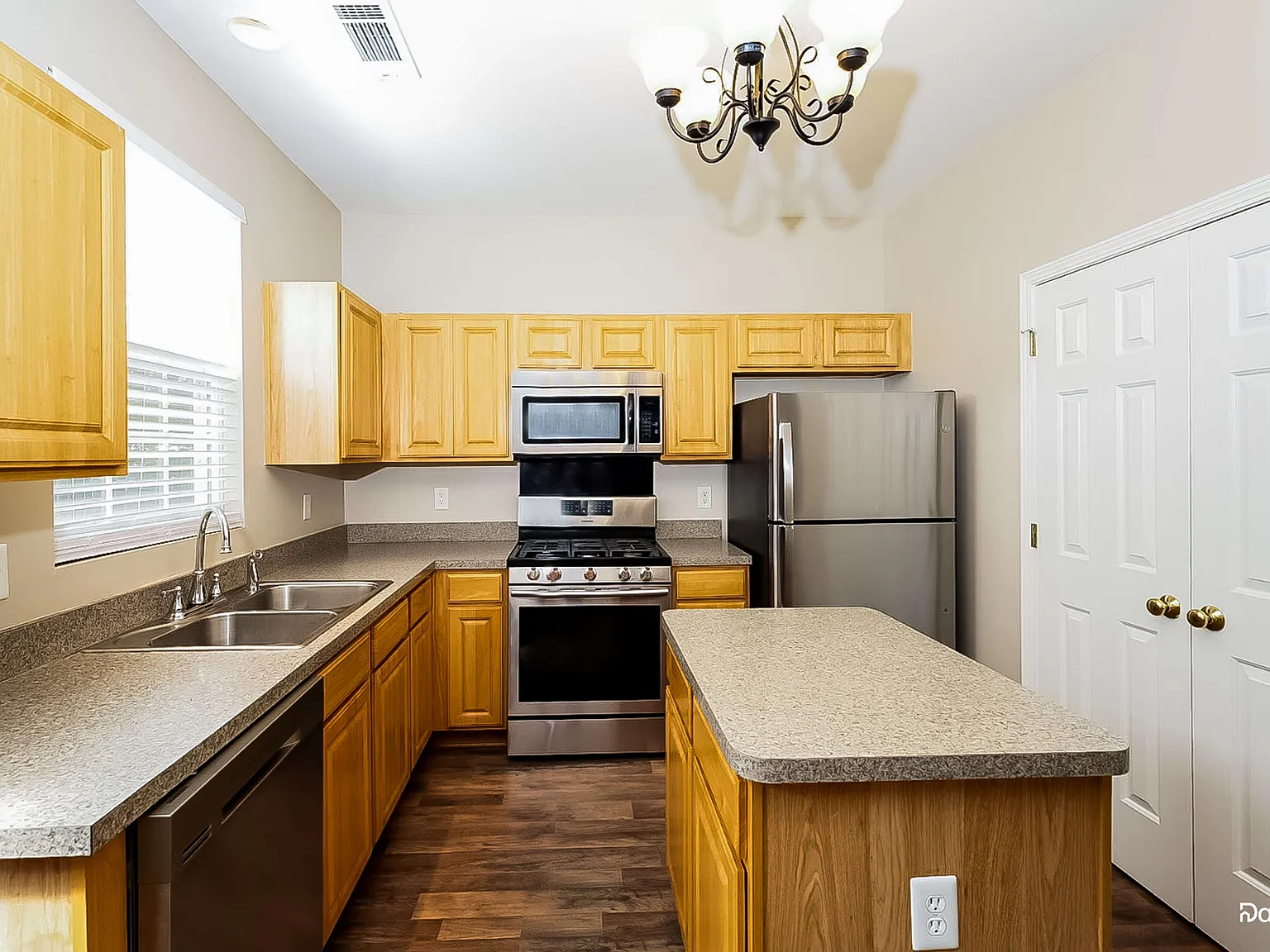 3 bed, 2.5 bath, 1704 sqft, $2,055 — Photo 3