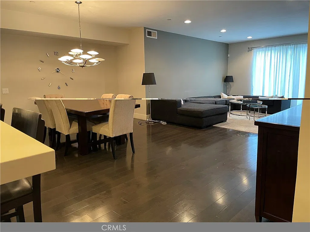 3 bed, 1710 sqft, $4,700 — Photo 2