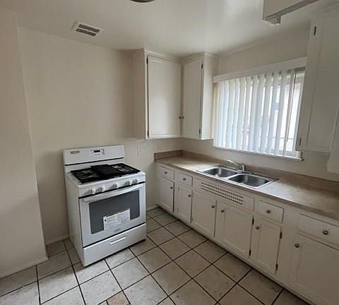 5th image of 1548 W 20th St