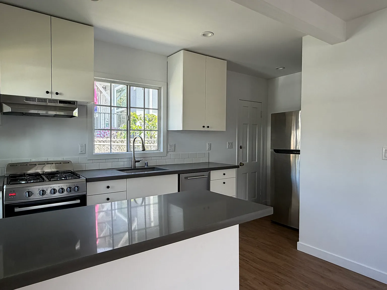 1 bed, 400 sqft, $1,750 — Photo 2