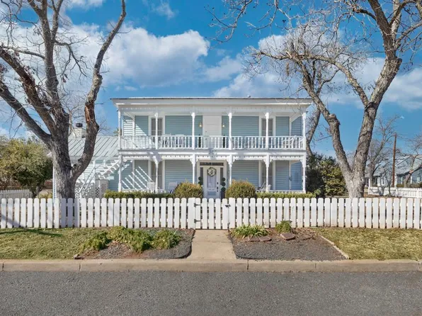 908 N Crockett St, Fredericksburg, TX 78624