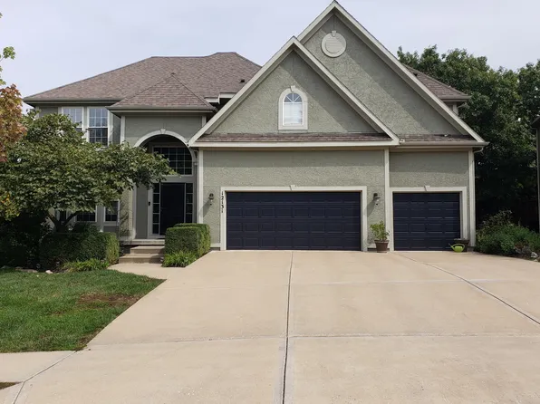 12131 S Sunray Dr, Olathe, KS 66061