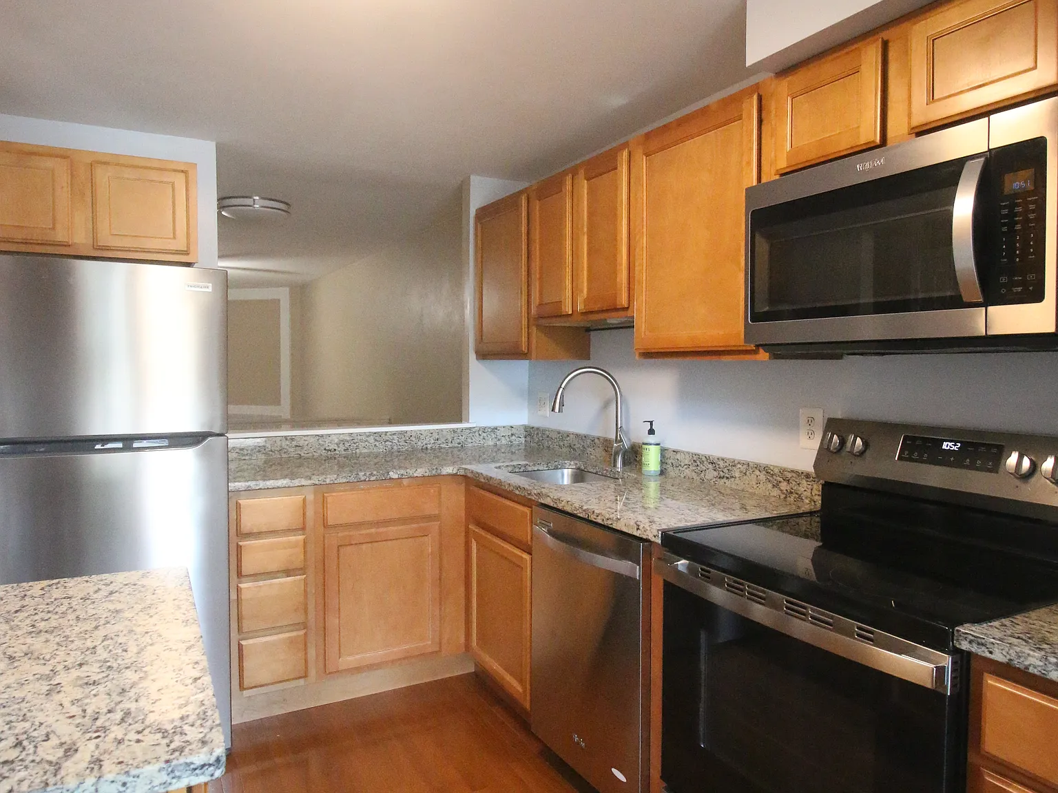 3 bed, 3.5 bath, 1360 sqft, $2,800 — Photo 2