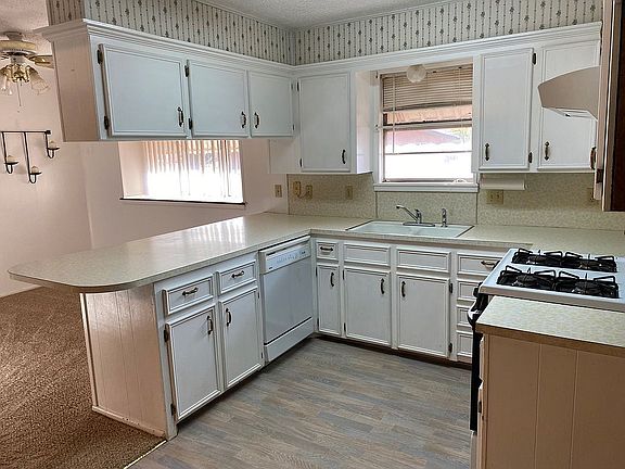 4th image of 1003 Doolen Ave