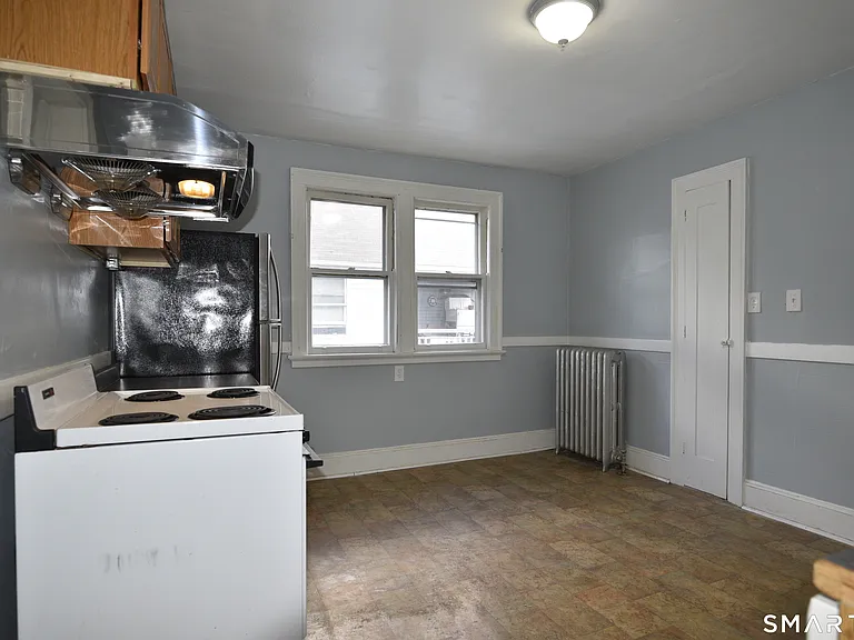 214 Quaker Ln S — Photo 2