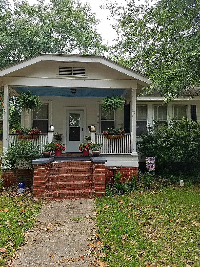 Cozy Two Bedroom Home In Park Circle — Photo 1