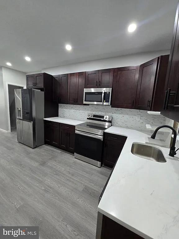 3 bed, 1.5 bath, 990 sqft, $1,850 — Photo 3