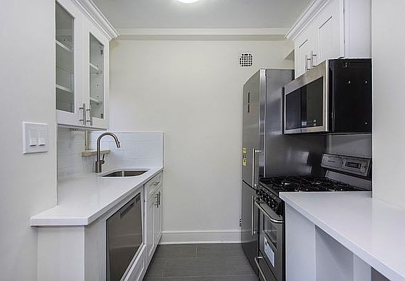 4th image of 35 E 35th St APT 10M