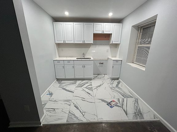 2nd image of 933 Cleveland St #3
