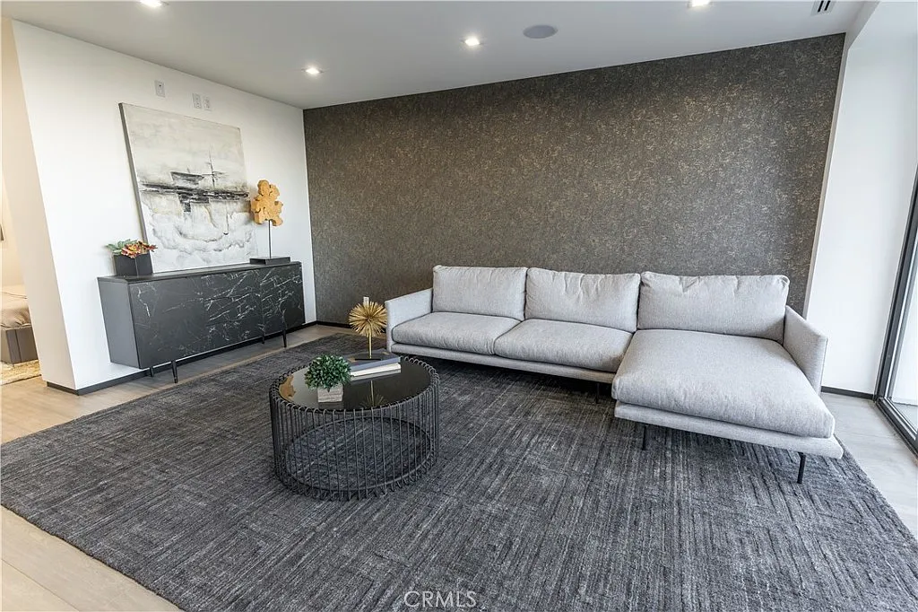 1 bed, 800 sqft, $4,000 — Photo 1