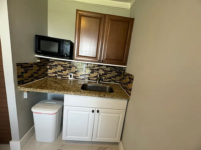 921 N 19th Ave #9 — Photo 3