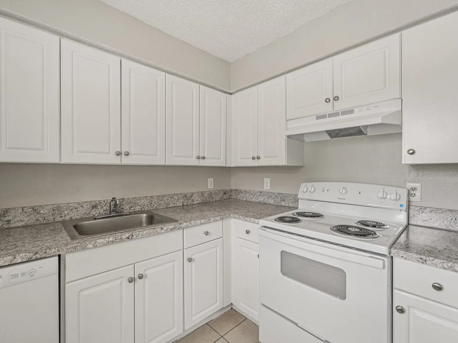 Del Rio Apartment Homes — Photo 4