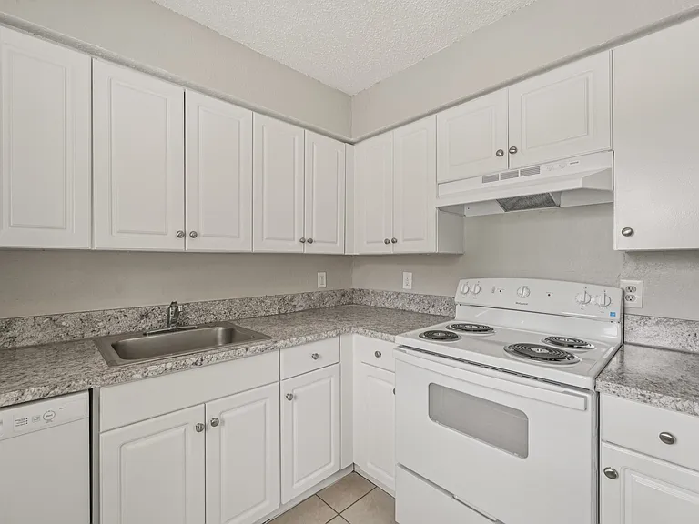 Del Rio Apartment Homes — Photo 4