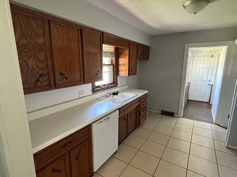1111 N Kansas Expy — Photo 4