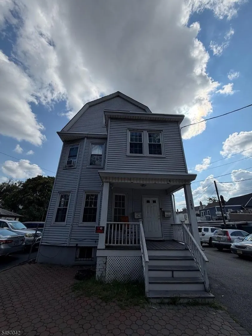 3 bed, 1.0 bath, $2,500 — Photo 1