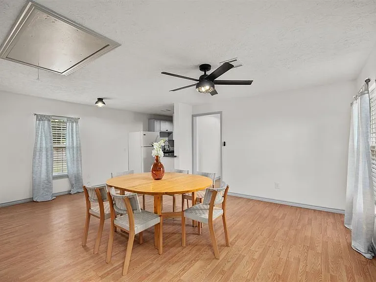 325 E A St — Photo 10