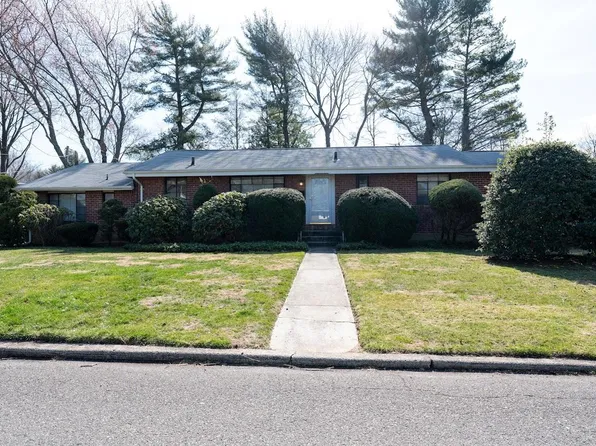 10 Aspen Avenue, Greenlawn, NY 11740