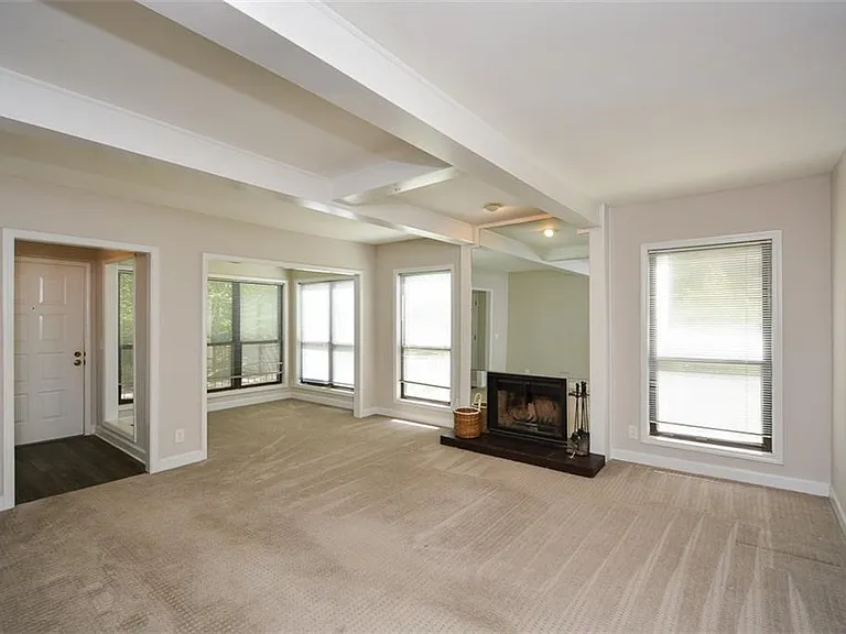 607 Lismore SE — Photo 8