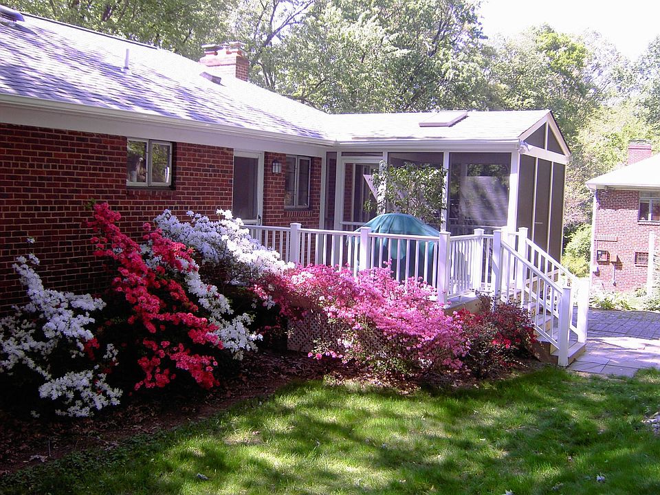 3153 Siron St - screen porch 