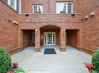 111 Regent Wood Rd #111, Northfield, IL 60093