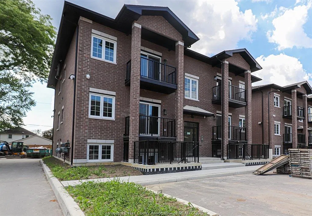 2 bed, 1.5 bath, 980 sqft, $2,200 — Photo 1