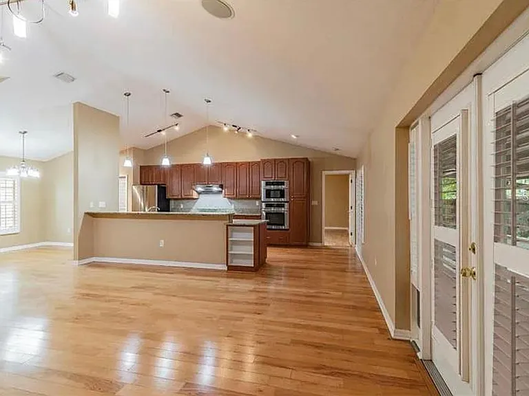 4914 N Mendenhall Dr — Photo 2