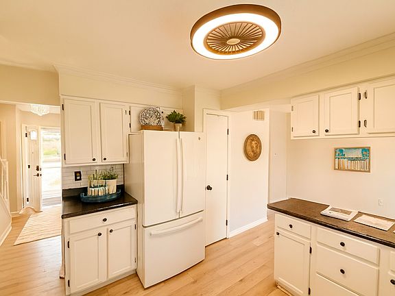 3rd image of 530 Meadows Rd S