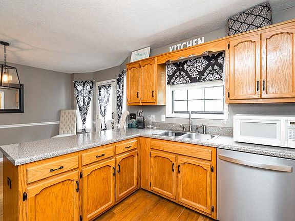 5th image of 217 Northwoods Dr