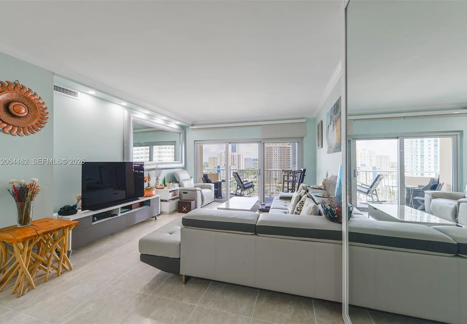 Hemispheres Condo — Photo 4