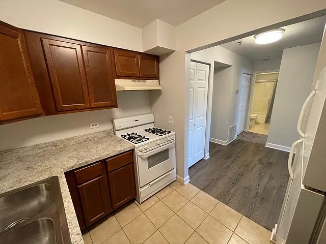 Lynwood Apartments - 930-4 — Photo 2