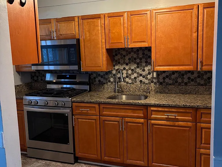 1542 Becklow Ave — Photo 4
