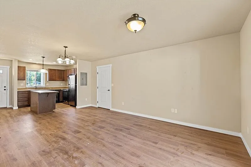 3 bed, 2.0 bath, $2,050 — Photo 4
