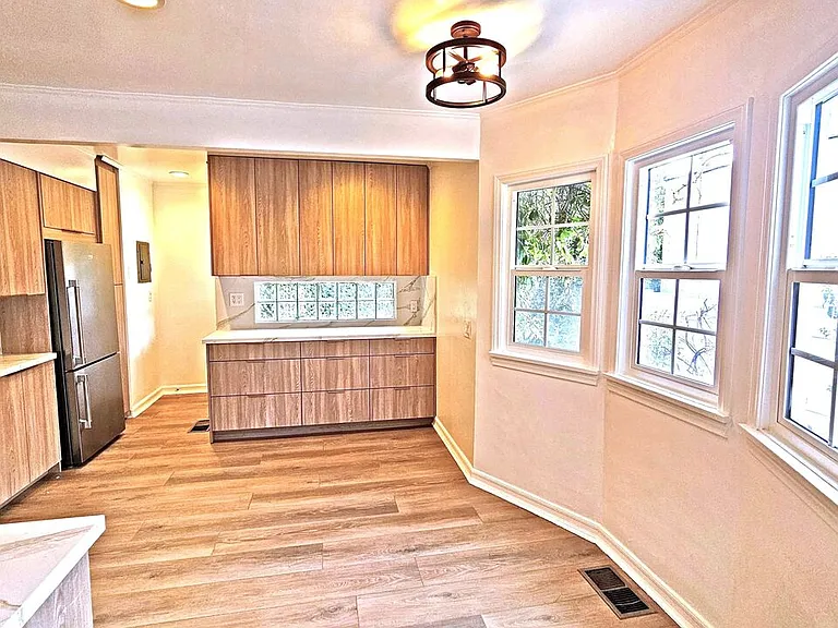 132 S La Peer Dr — Photo 8
