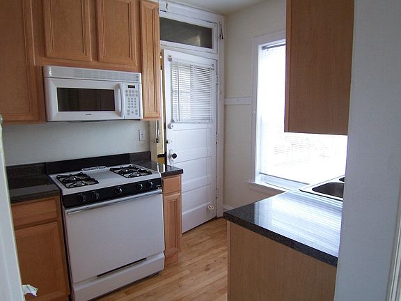 2nd image of 2557 1/2 W Montrose Ave #3