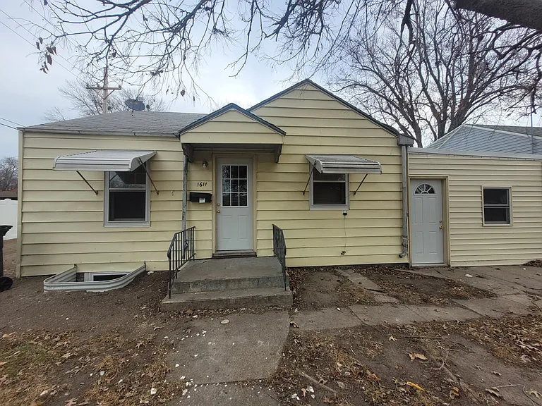 1611 N Locust St — Photo 1