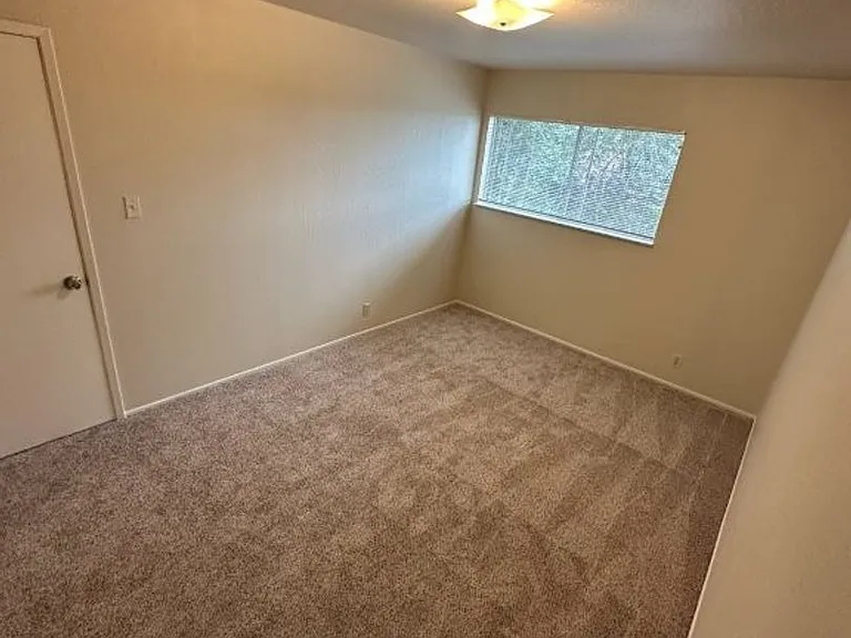 586 Berry Ave — Photo 8